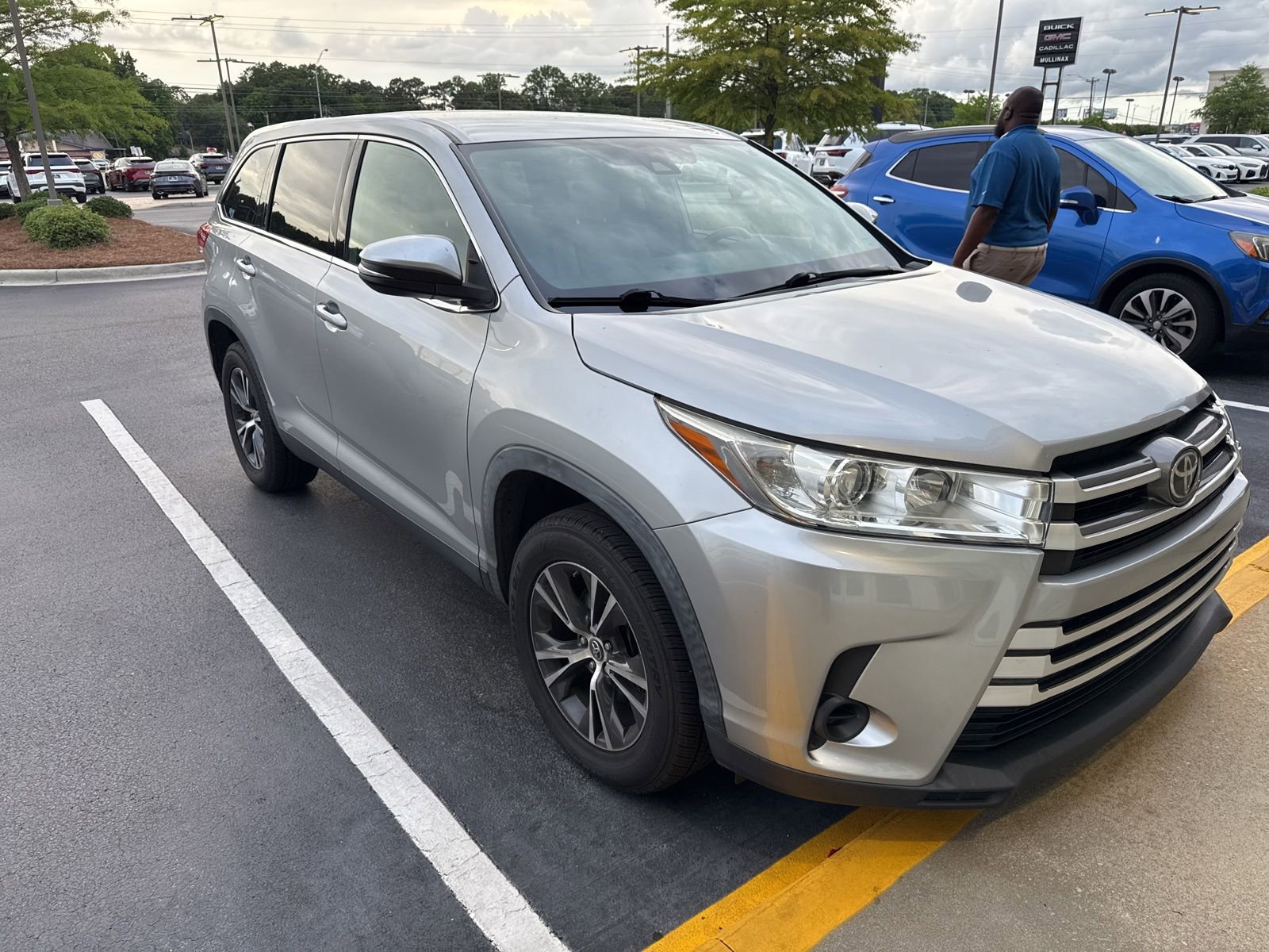 Used 2019 Toyota Highlander LE FWD image 1