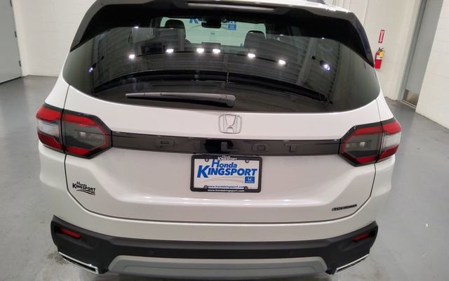 Used 2025 Honda Pilot Touring image 11