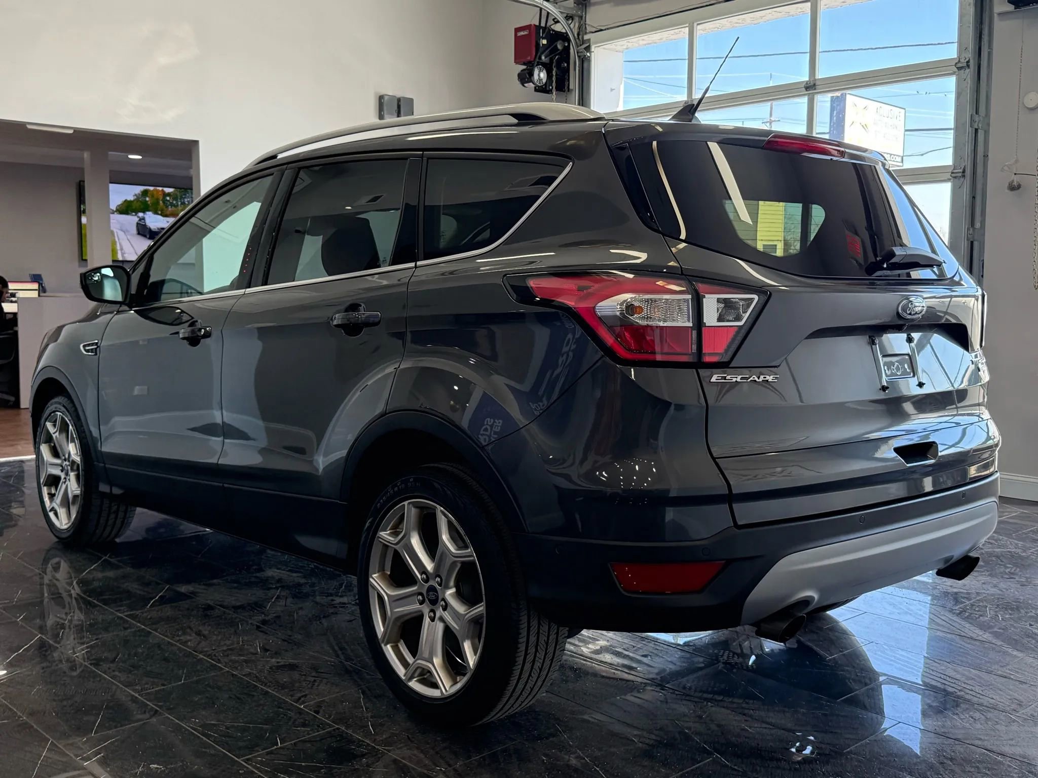 Used 2018 Ford Escape Titanium image 4