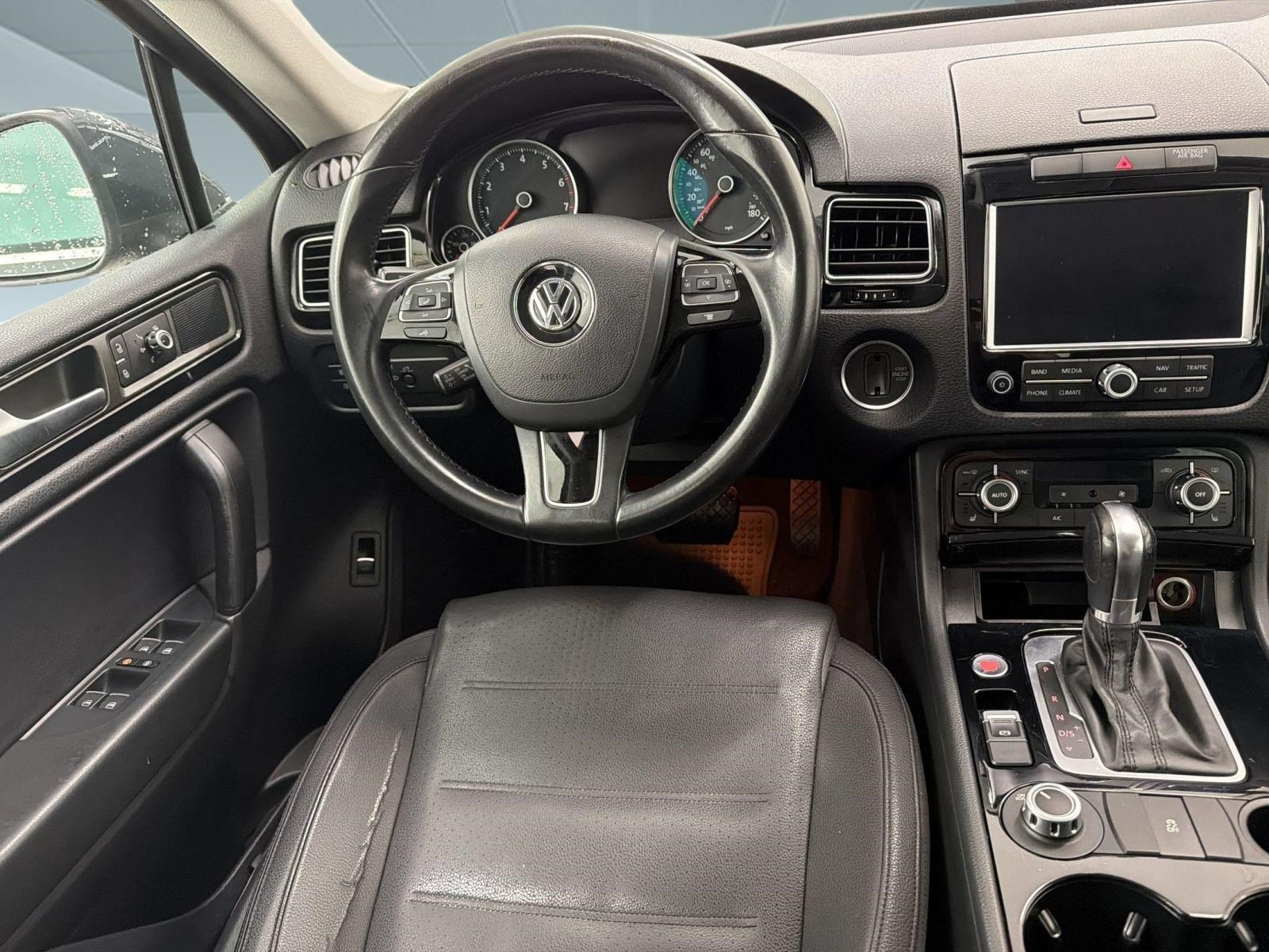 Used 2014 Volkswagen Touareg Sport AWD/4WD image 25