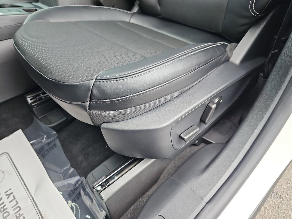 Used 2025 Ford Escape SE image 34