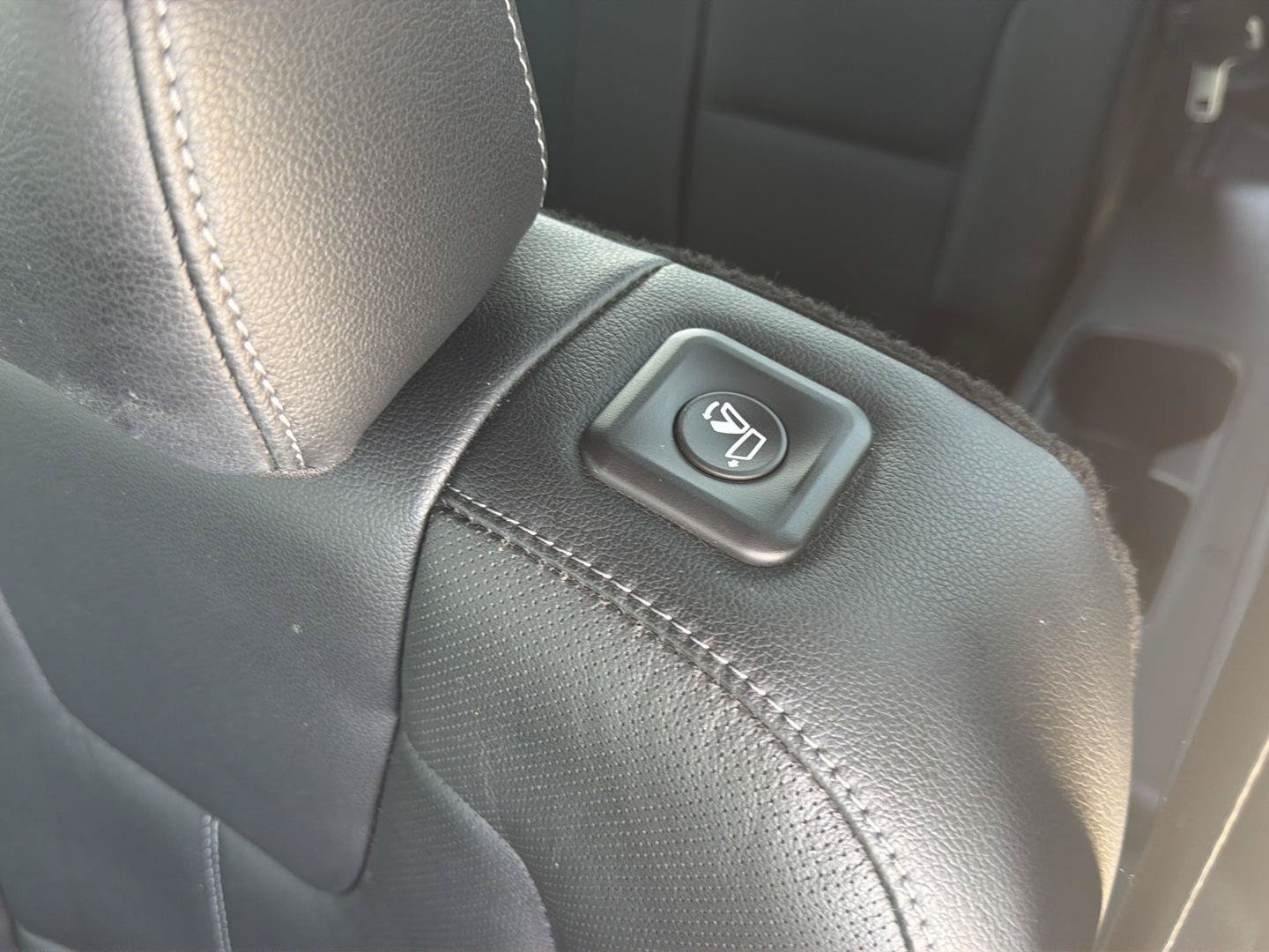 Used 2024 Kia Telluride EX w/ EX Captain's Chair Package FWD image 15