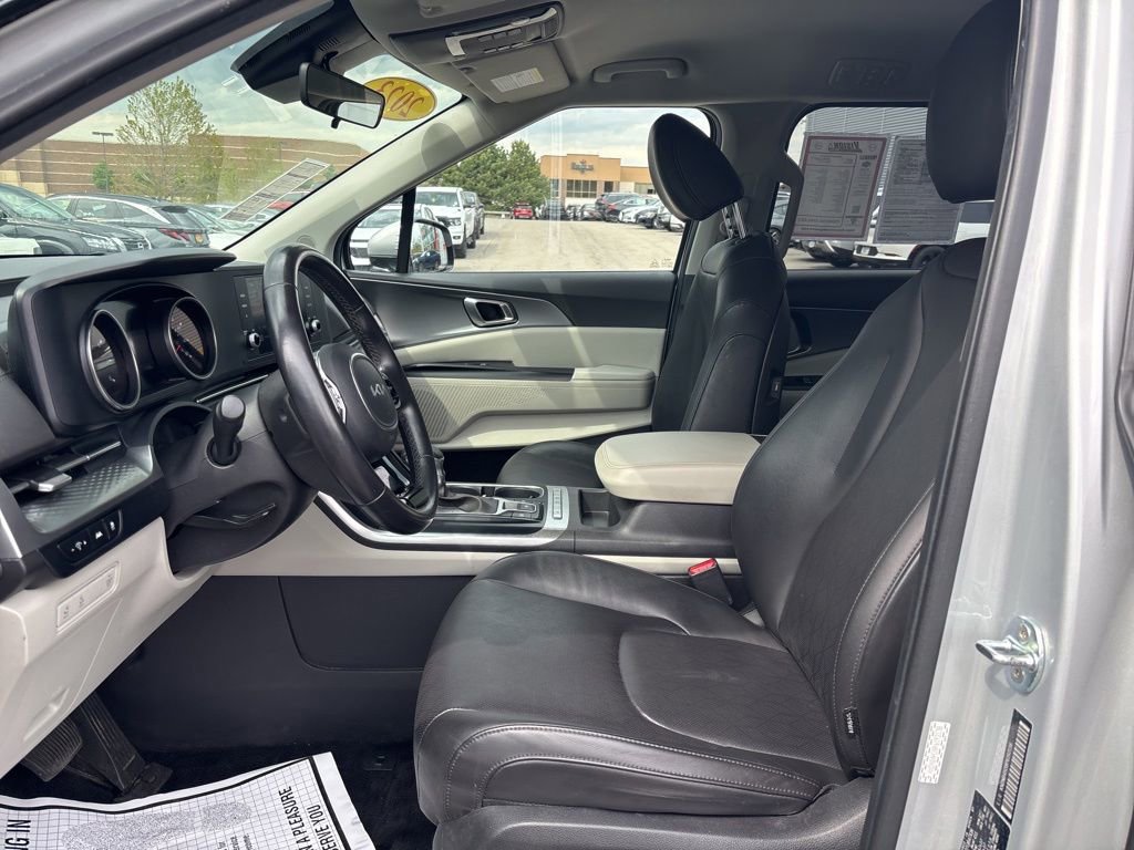 Used 2023 Kia Carnival LX FWD image 12