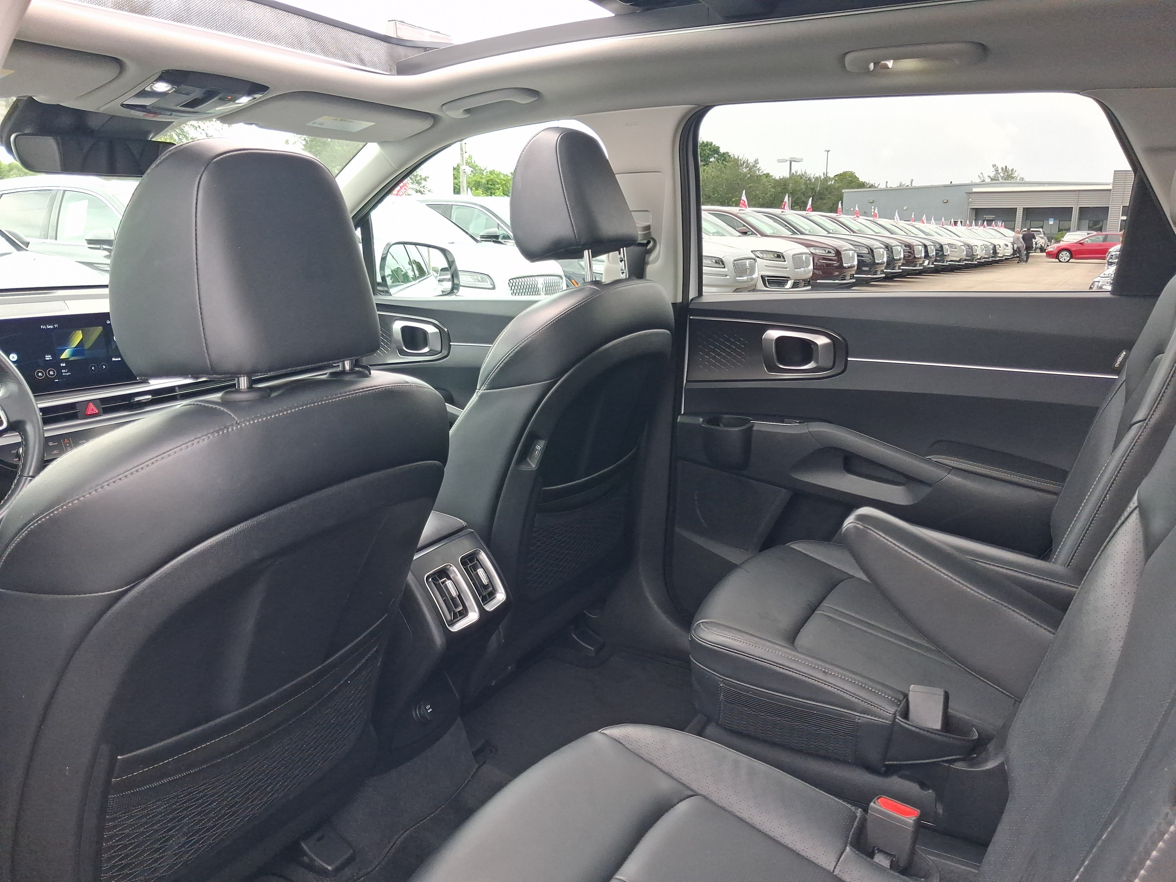 Used 2025 Kia Sorento EX w/ Panoramic Sunroof Package FWD image 5