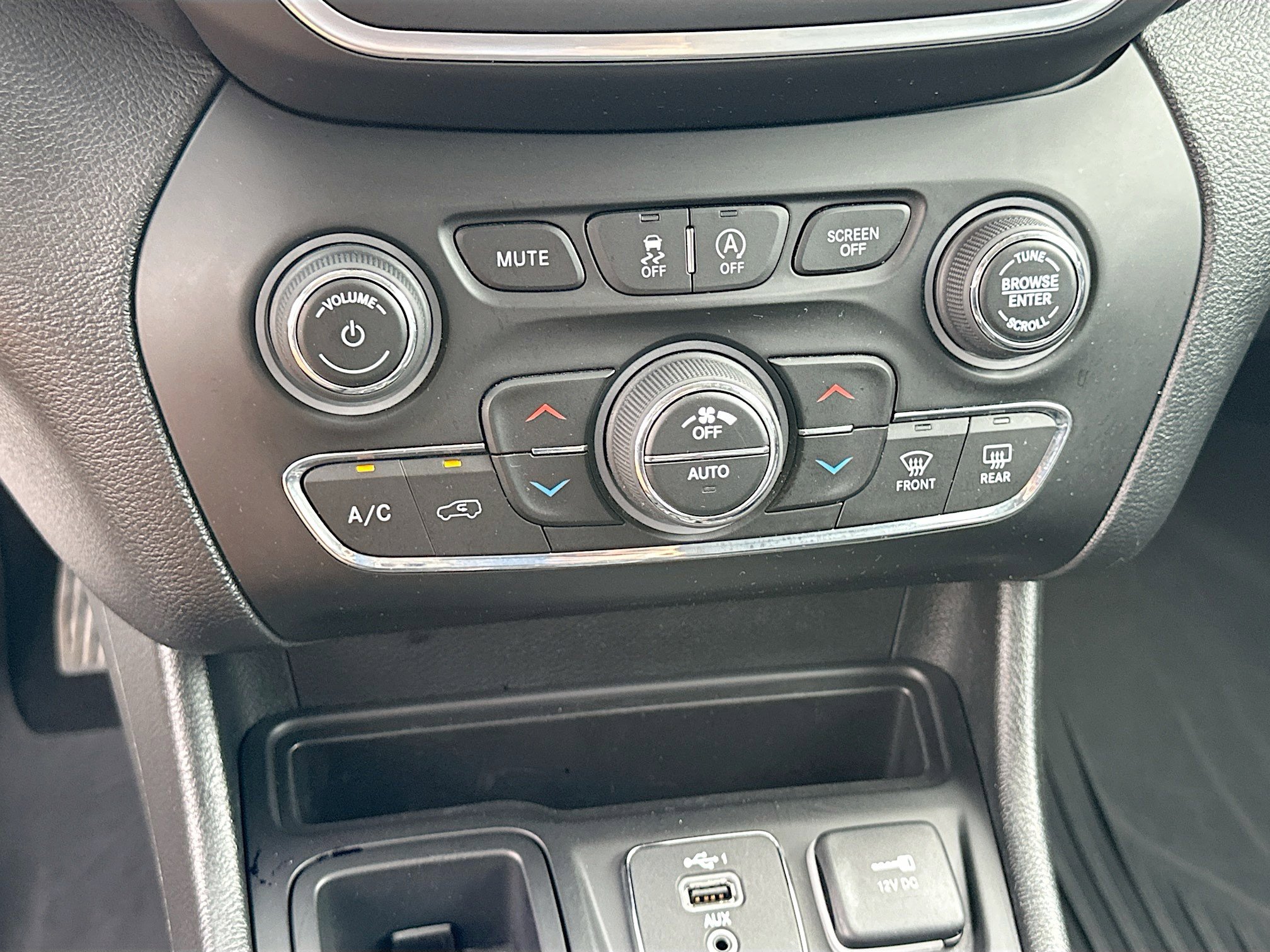 Used 2022 Jeep Cherokee Latitude Lux w/ Mopar Interior Package image 15