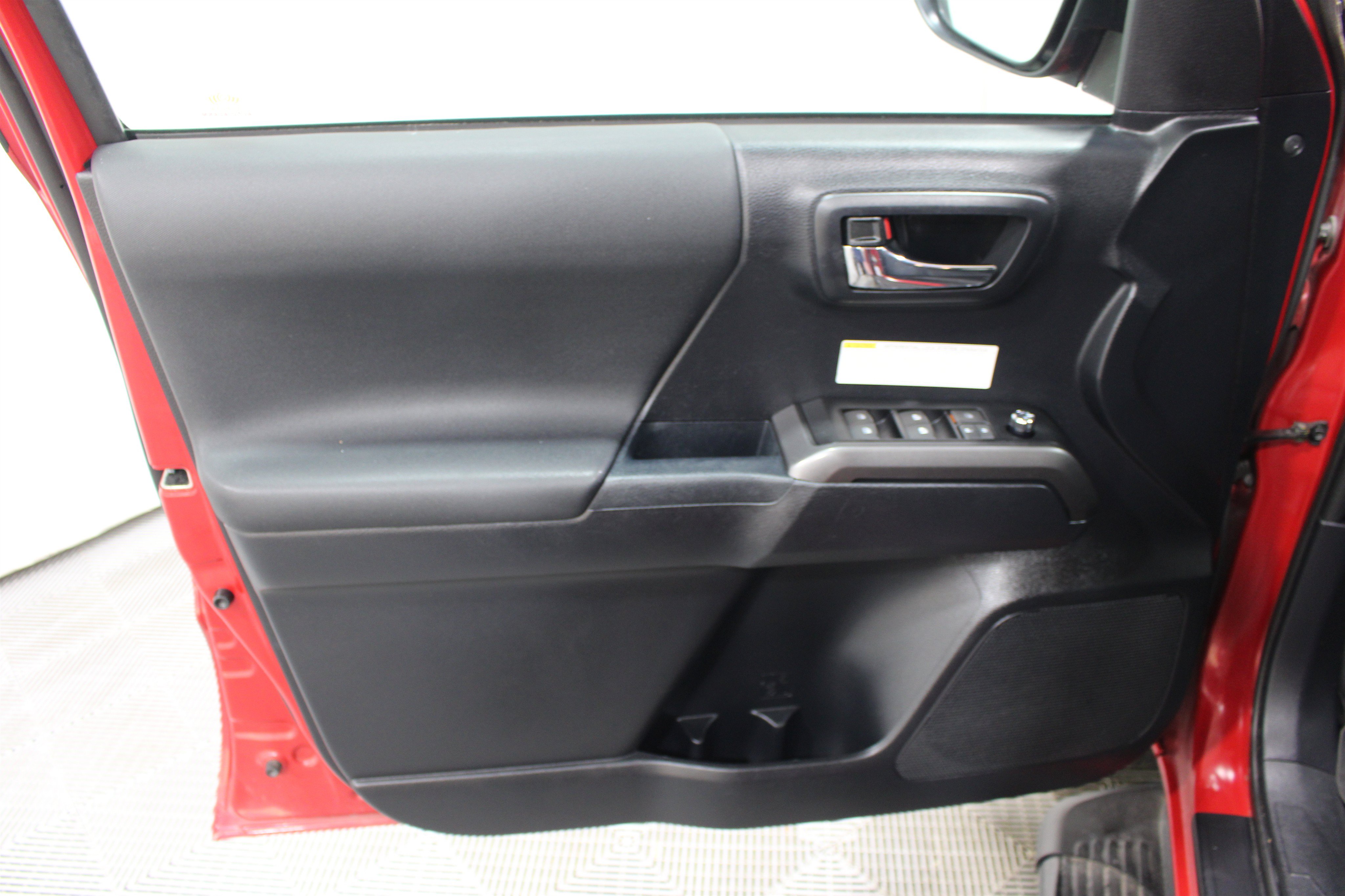 Used 2018 Toyota Tacoma TRD Off-Road w/ Technology Package AWD/4WD image 6