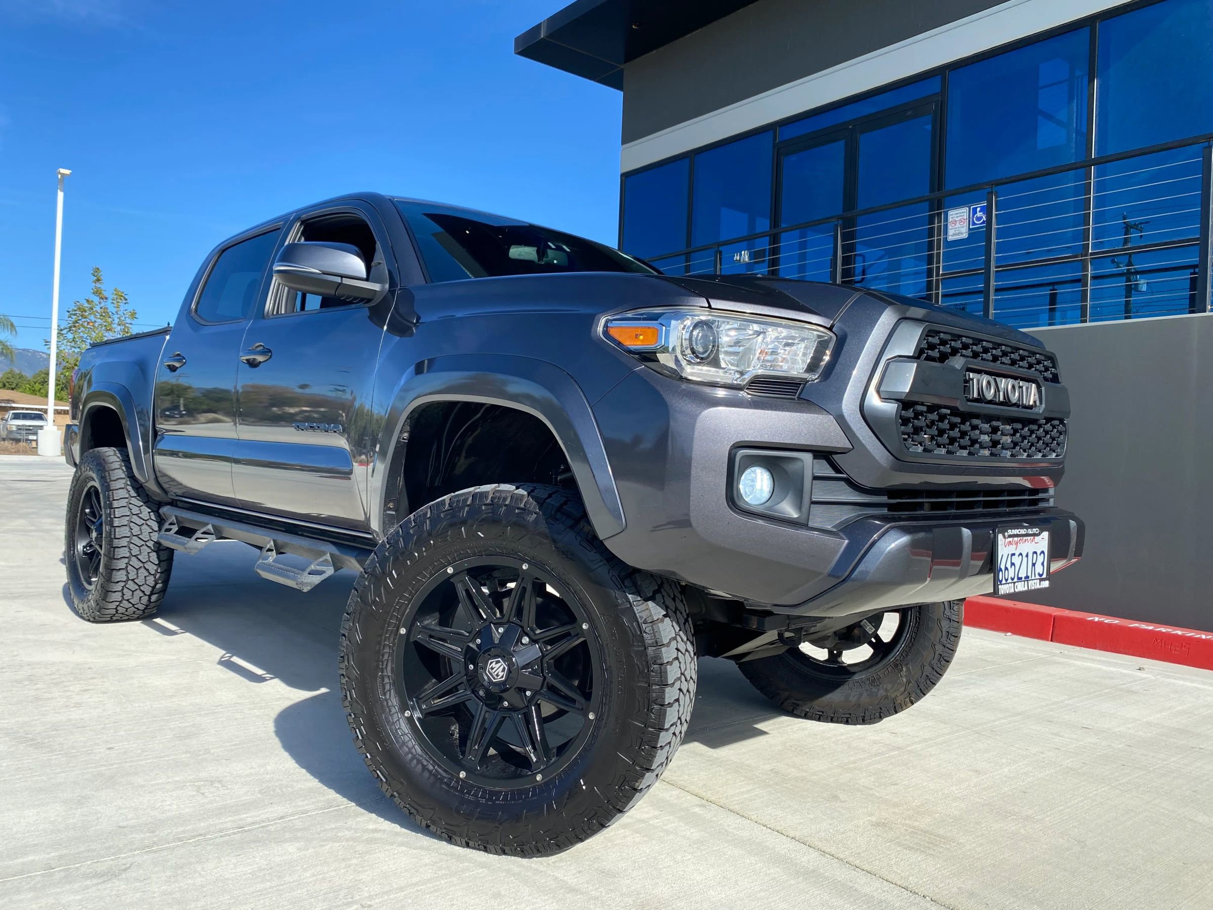Used 2017 Toyota Tacoma TRD Sport w/ Premium & Technology Package image 1