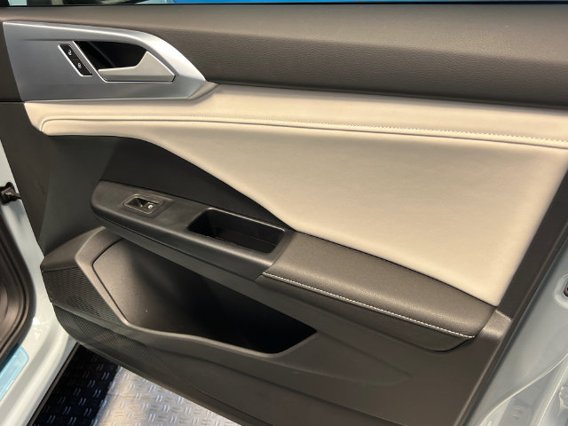 Certified 2025 Volkswagen Taos SE FWD image 11