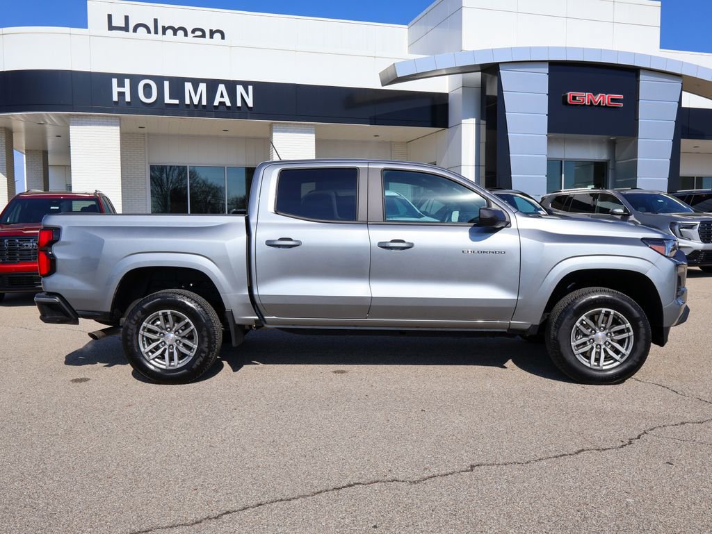 Used 2024 Chevrolet Colorado LT RWD image 2