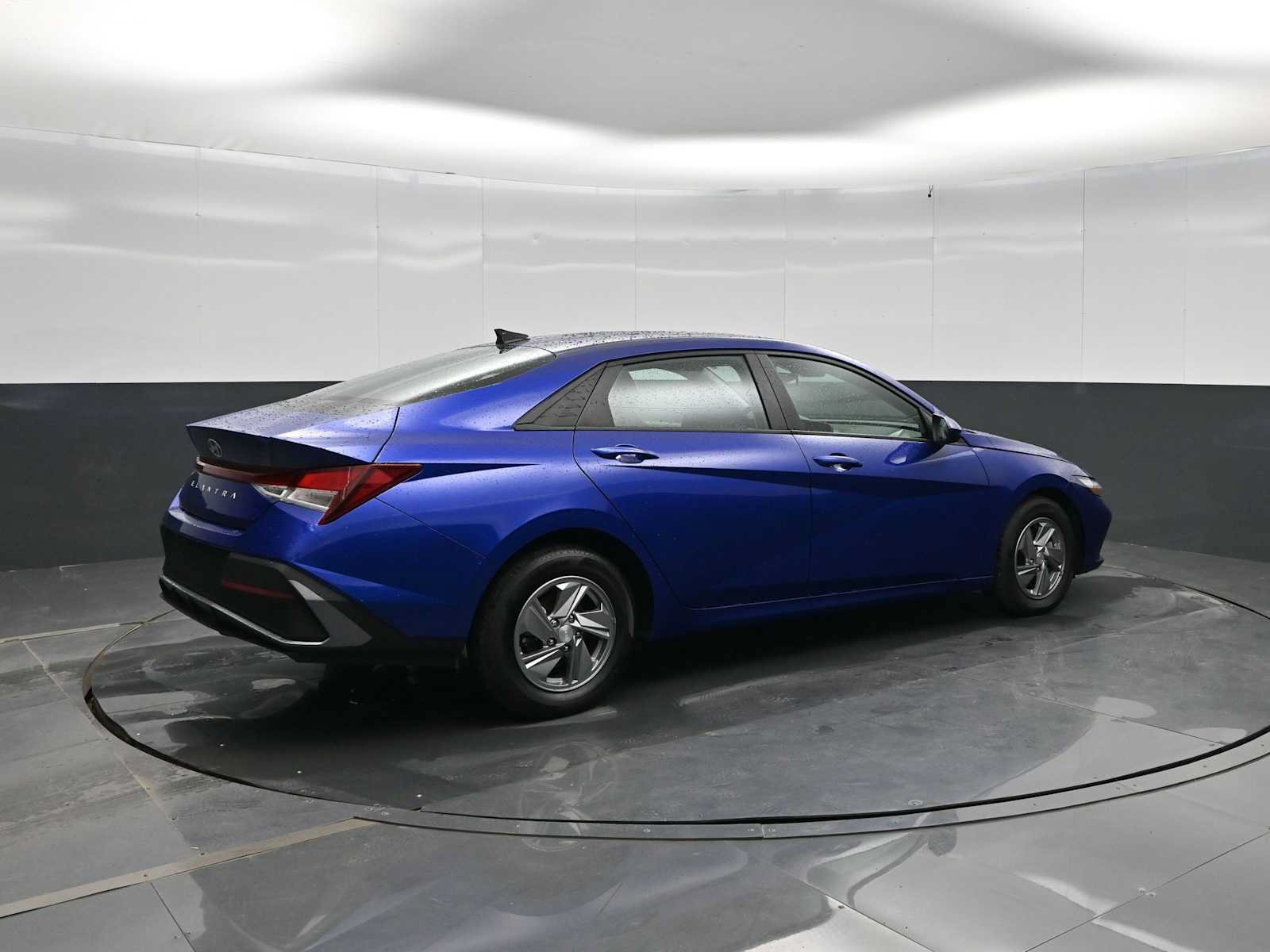 Used 2024 Hyundai Elantra SE FWD image 8