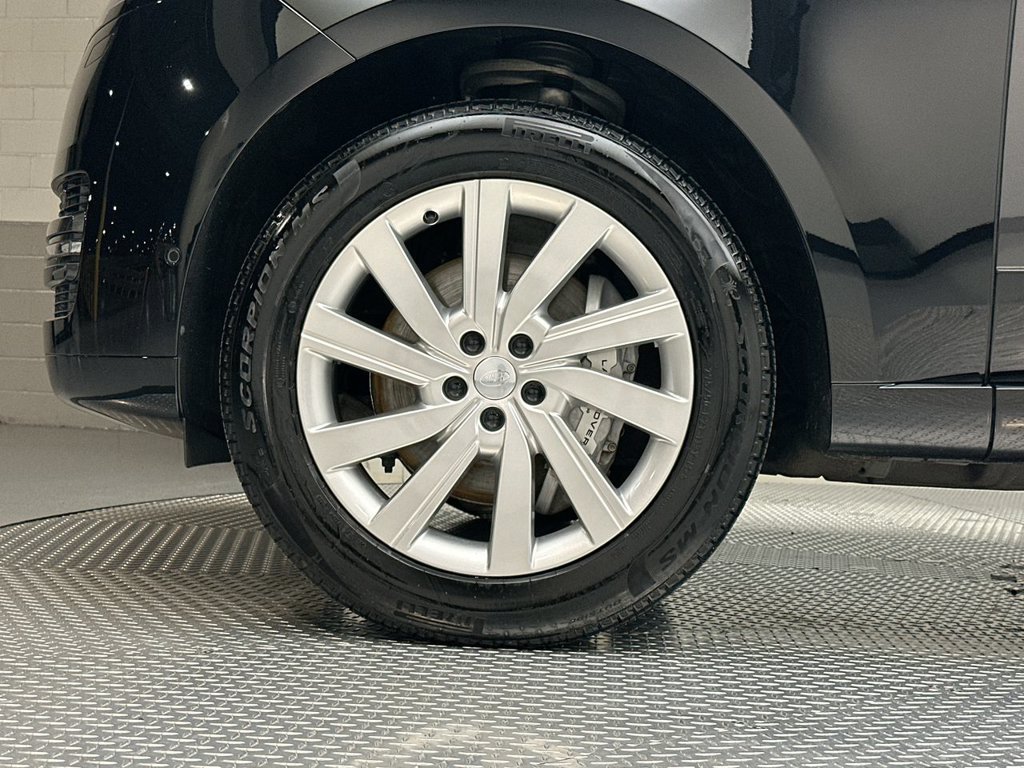 Certified 2025 Land Rover Range Rover SE AWD/4WD image 17