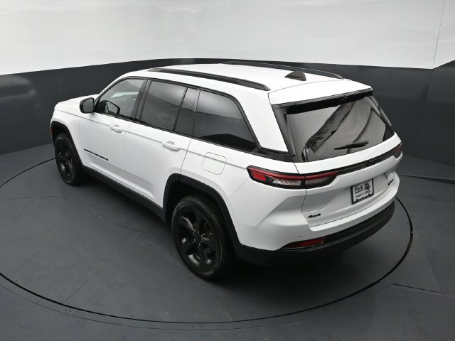 Used 2023 Jeep Grand Cherokee Limited w/ Luxury Tech Group II AWD/4WD image 16