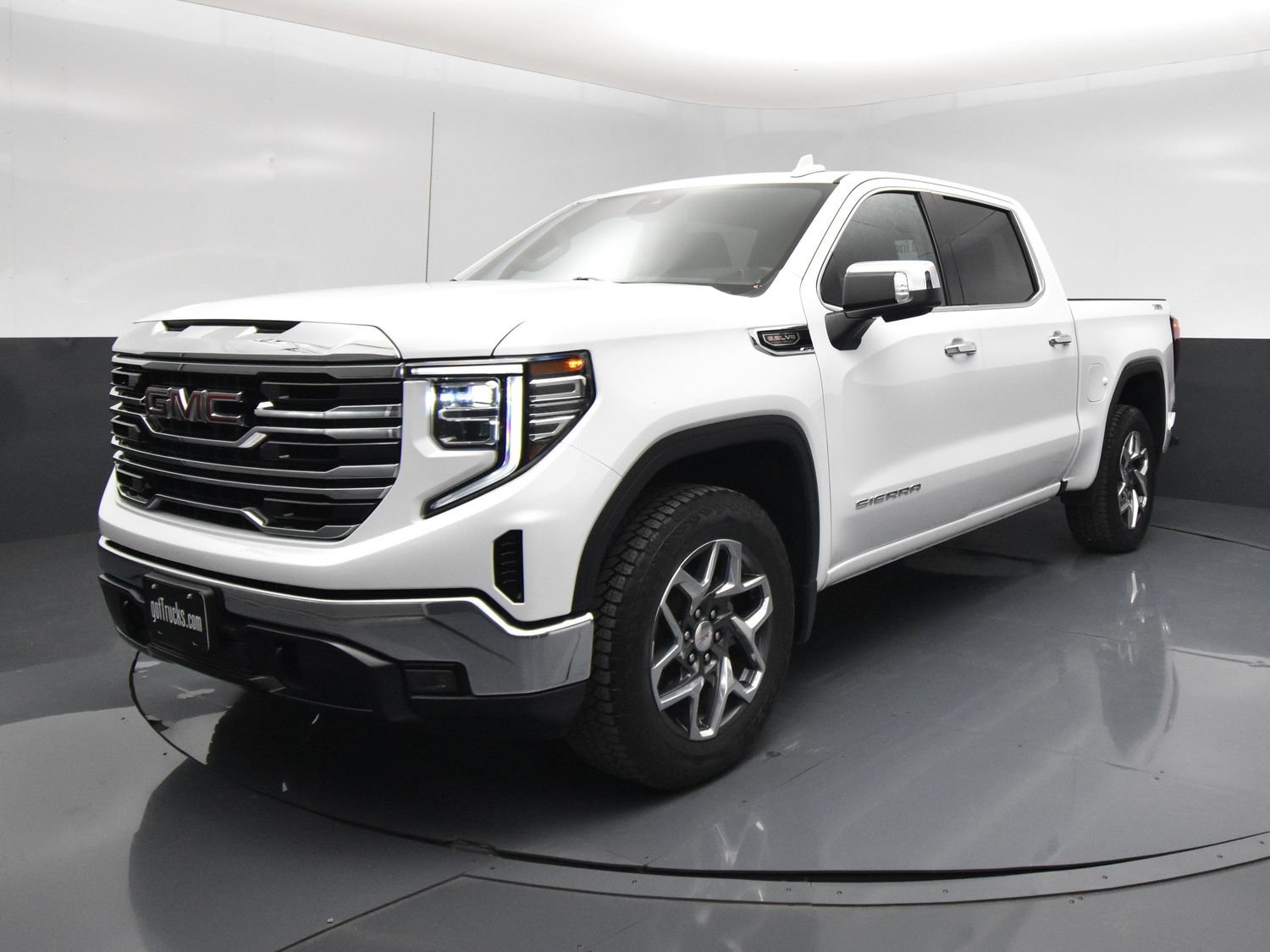 Used 2023 GMC Sierra 1500 SLT w/ SLT Premium Package AWD/4WD image 2