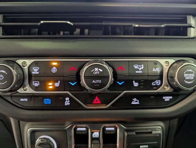 Used 2025 Jeep Wrangler Unlimited Sahara AWD/4WD image 20