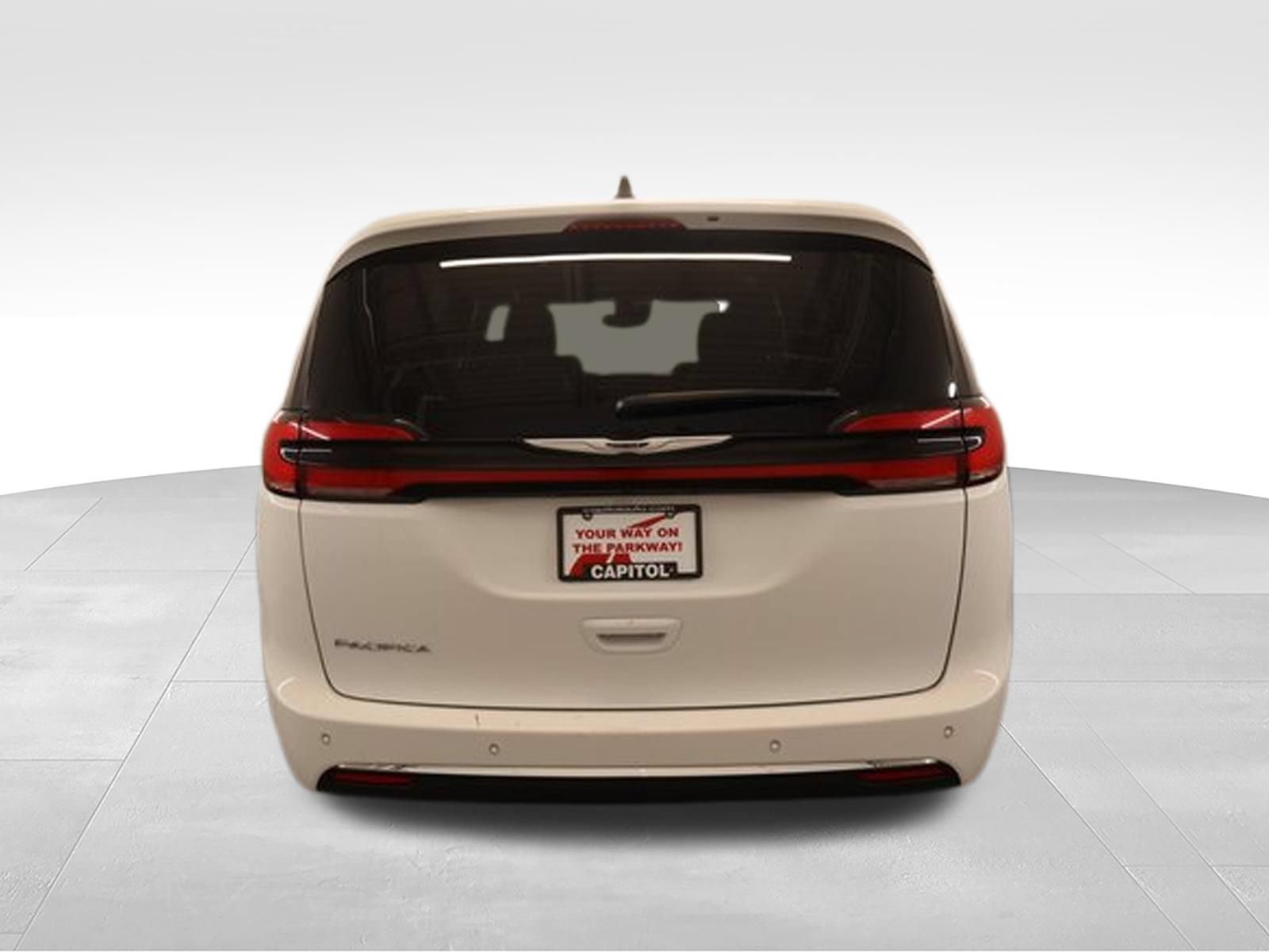 Used 2025 Chrysler Pacifica Select FWD image 3