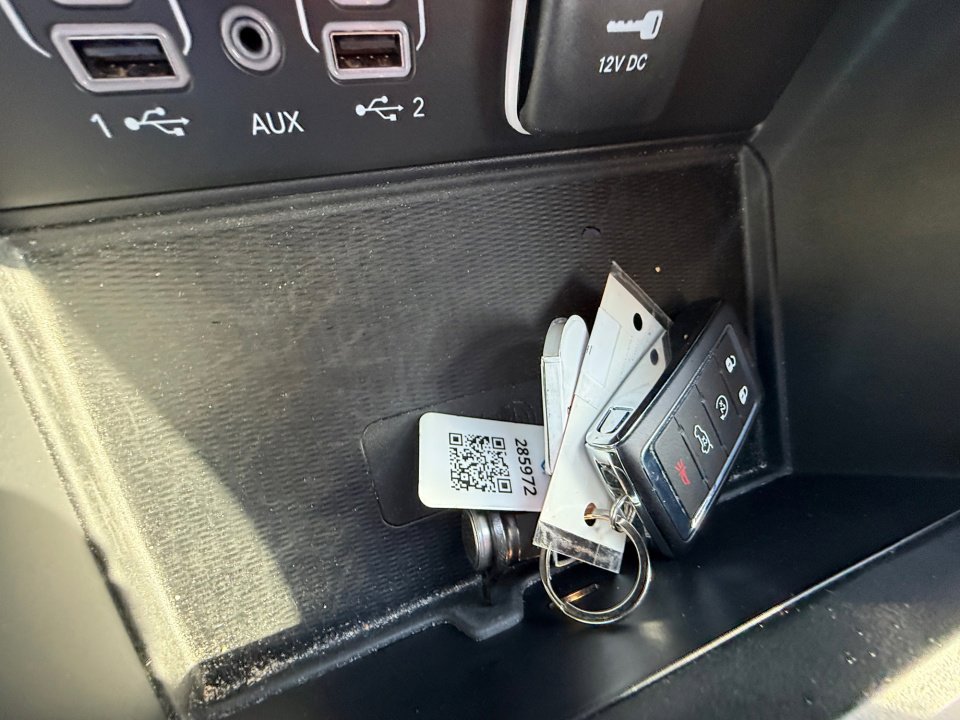 Used 2025 Jeep Grand Cherokee Laredo w/ Luxury Tech Group I RWD image 38