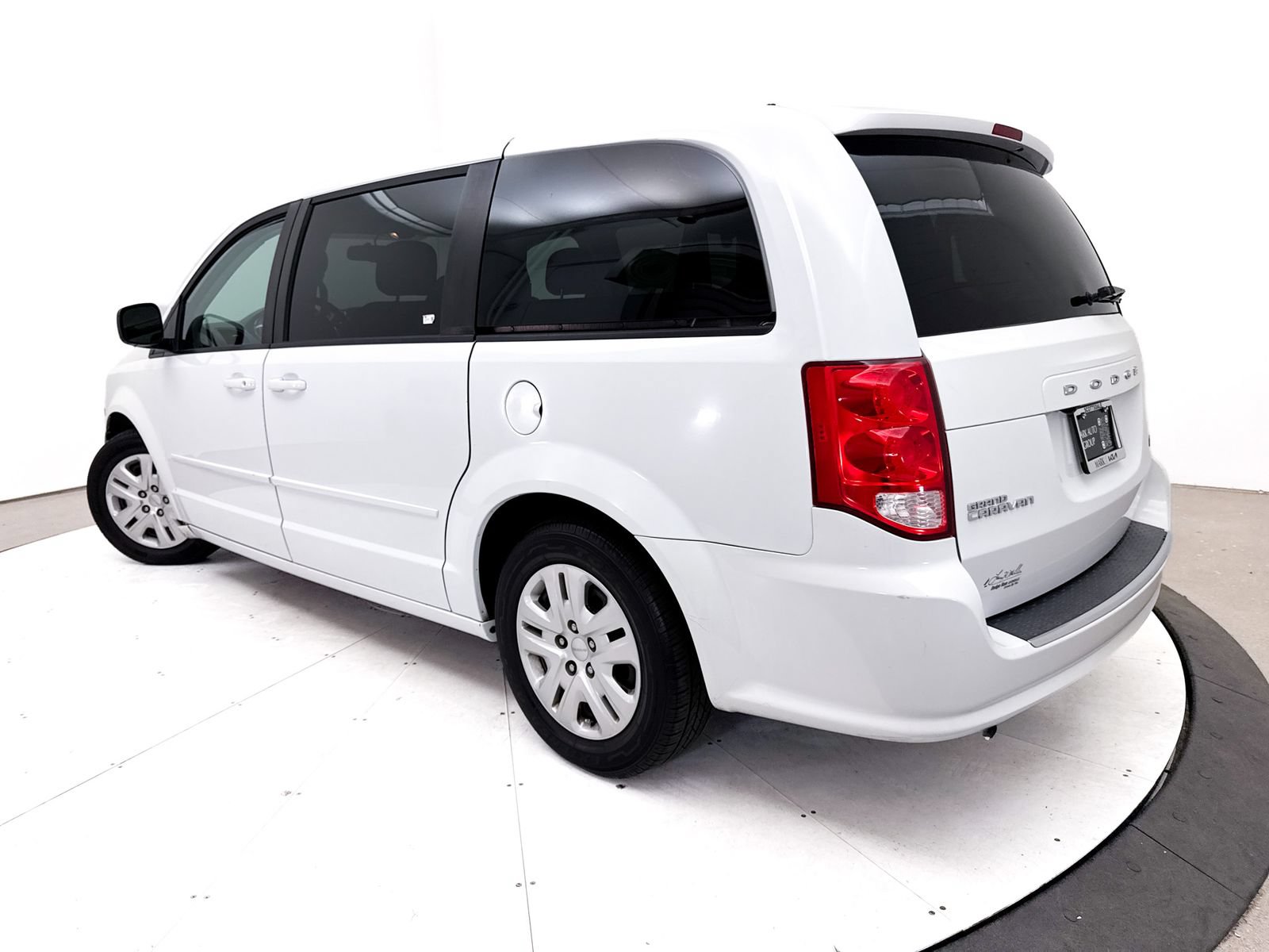Used 2017 Dodge Grand Caravan SE w/ UConnect Hands-Free Group FWD image 2