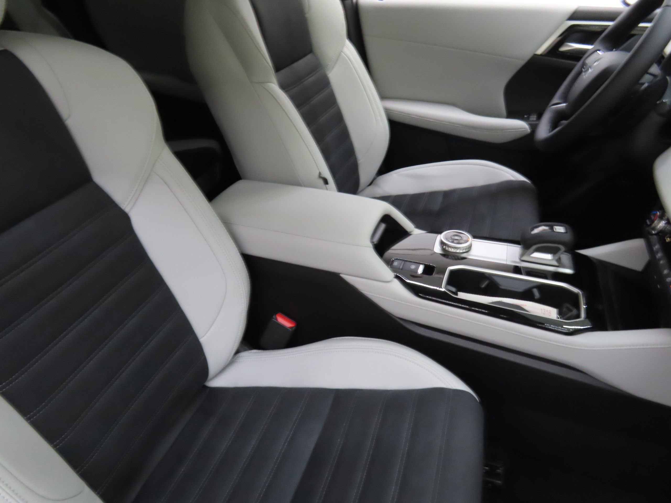 New 2025 Mitsubishi Outlander SE image 22