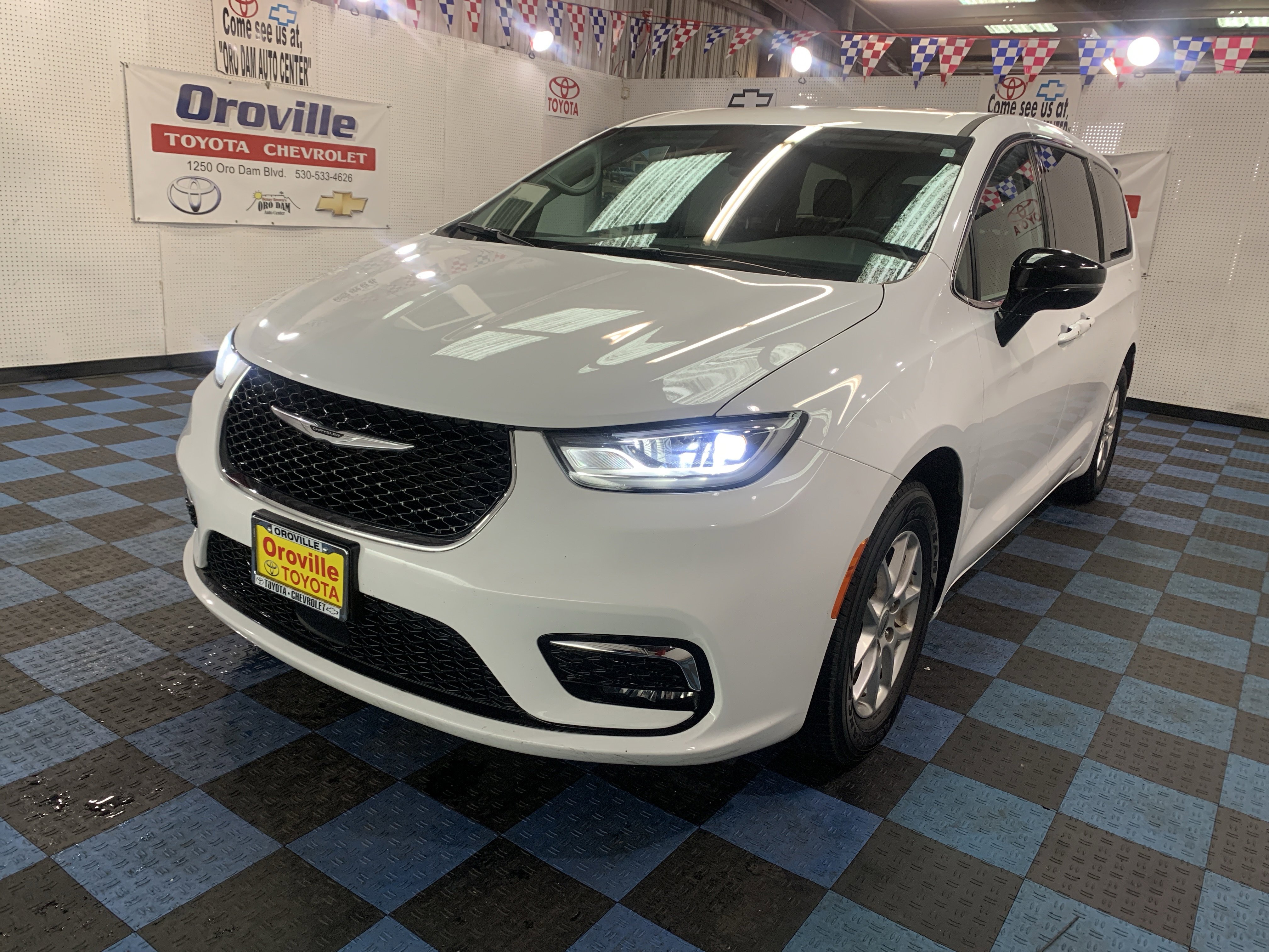 Used 2024 Chrysler Pacifica Touring-L