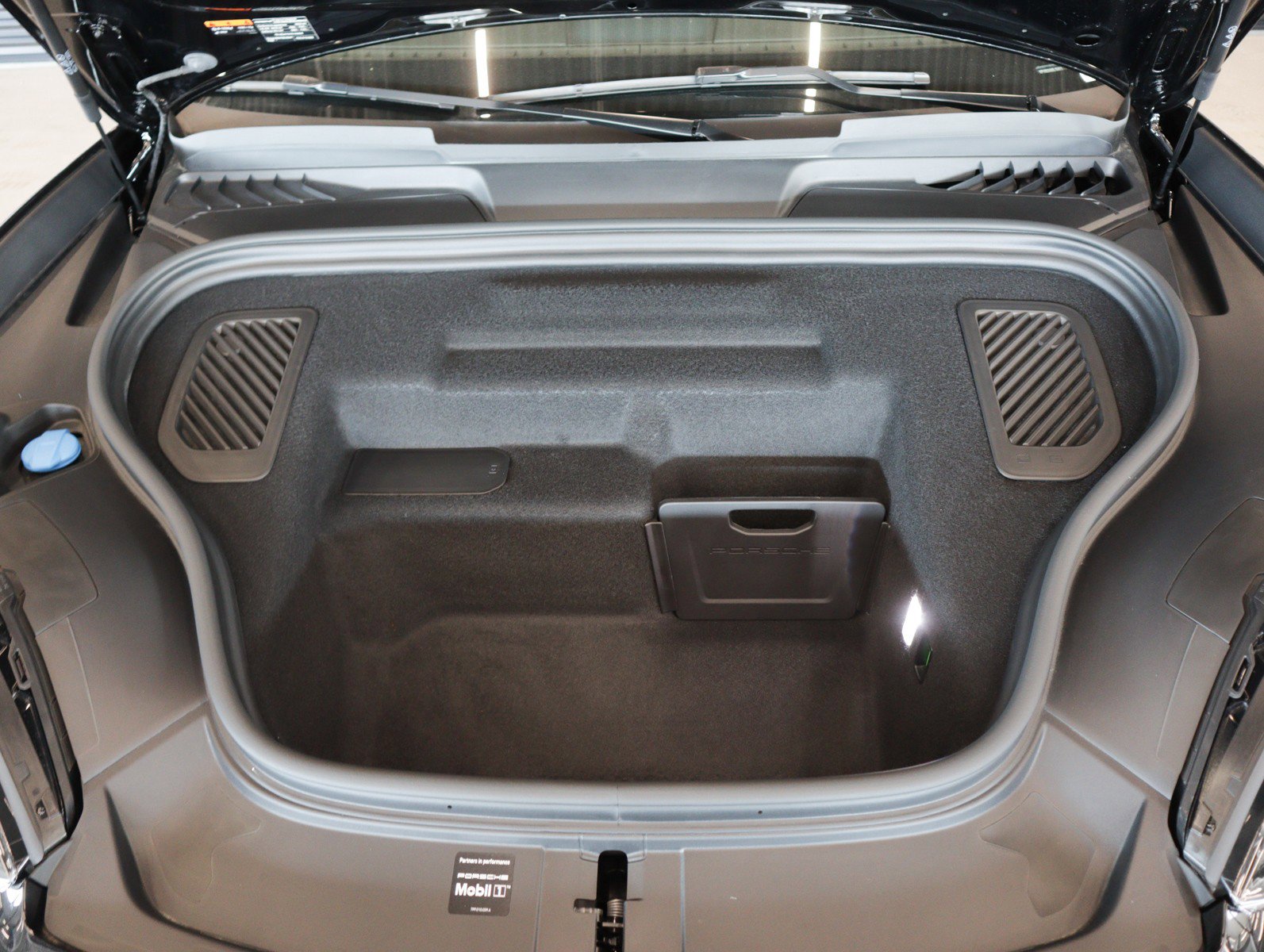 Certified 2025 Porsche Macan 4S Electric image 26