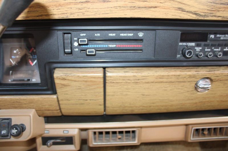 Used 1987 Jeep Grand Wagoneer image 27