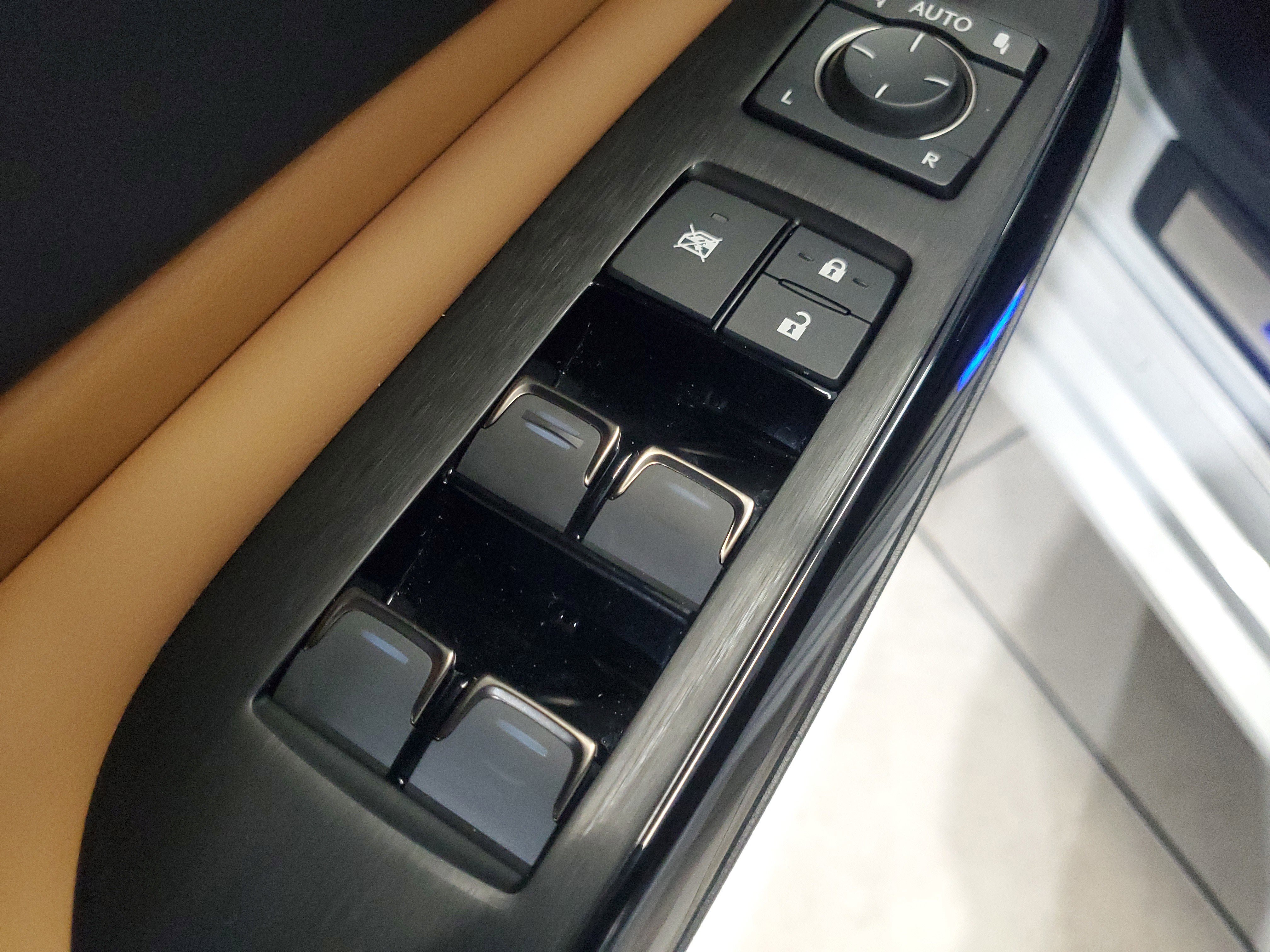 Used 2025 Lexus ES 300h w/ Premium Package image 22