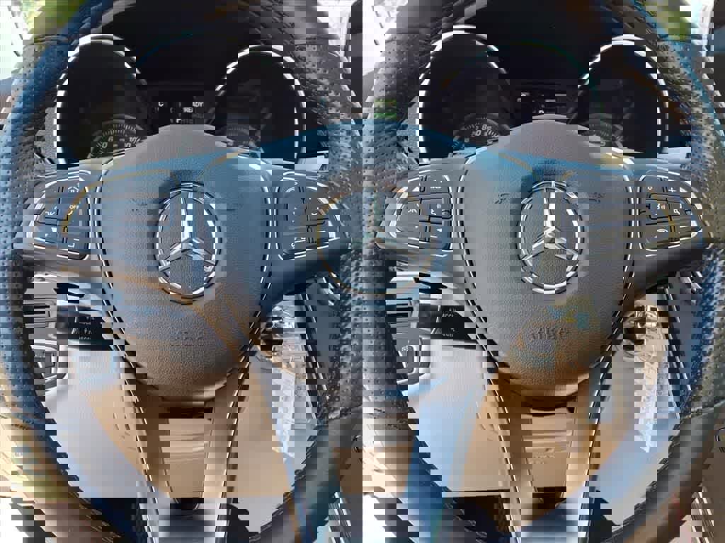 Used 2019 Mercedes-Benz GLC 350e 4MATIC image 17