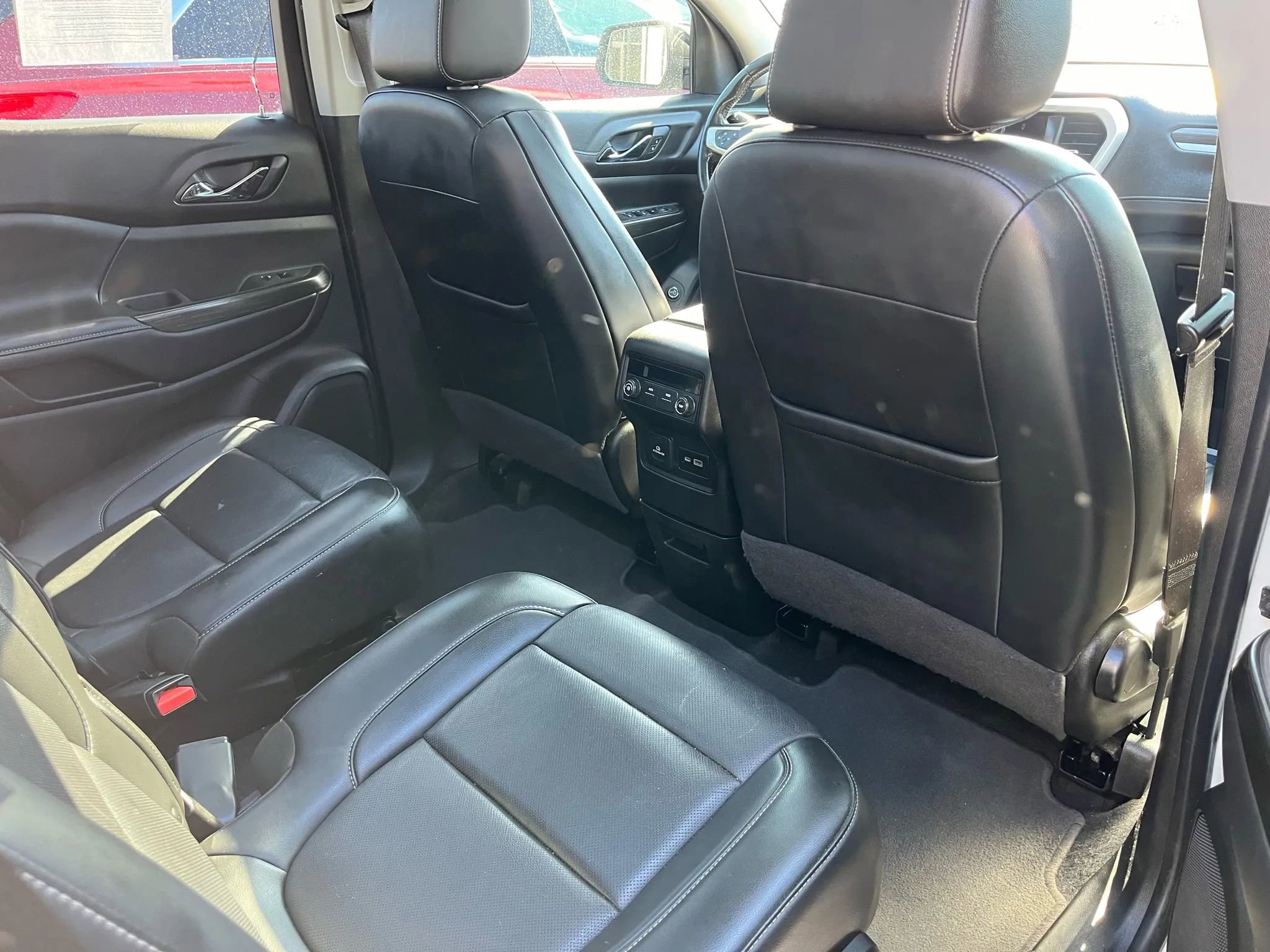 Used 2022 GMC Acadia SLT w/ Elevation Edition image 9