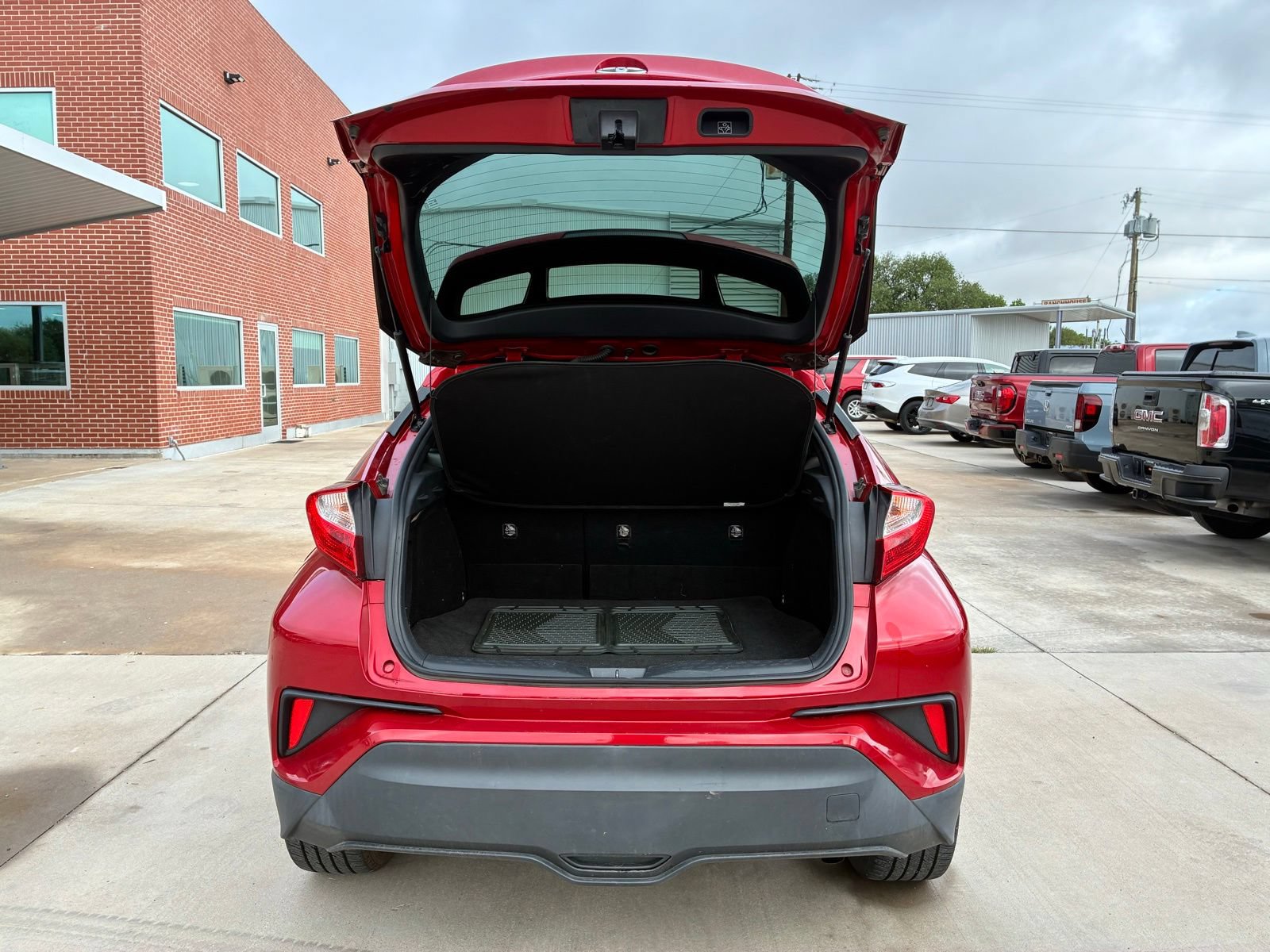 Used 2020 Toyota C-HR XLE FWD image 8