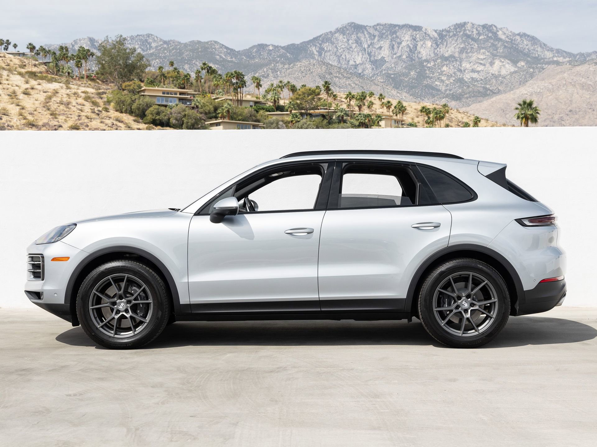 Certified 2025 Porsche Cayenne AWD/4WD image 2