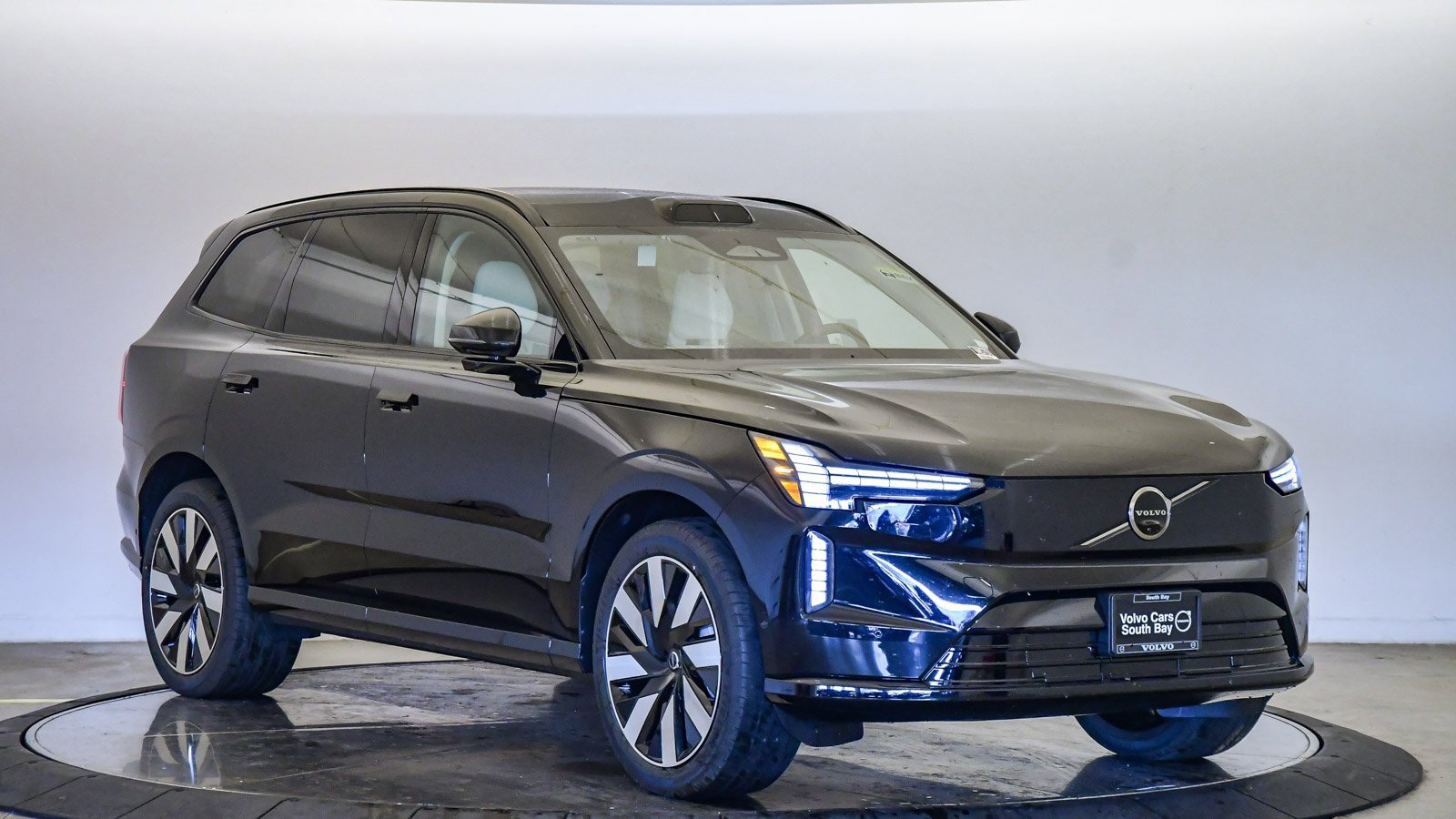 New 2025 Volvo EX90 Plus w/ Protection Package Premier image 6