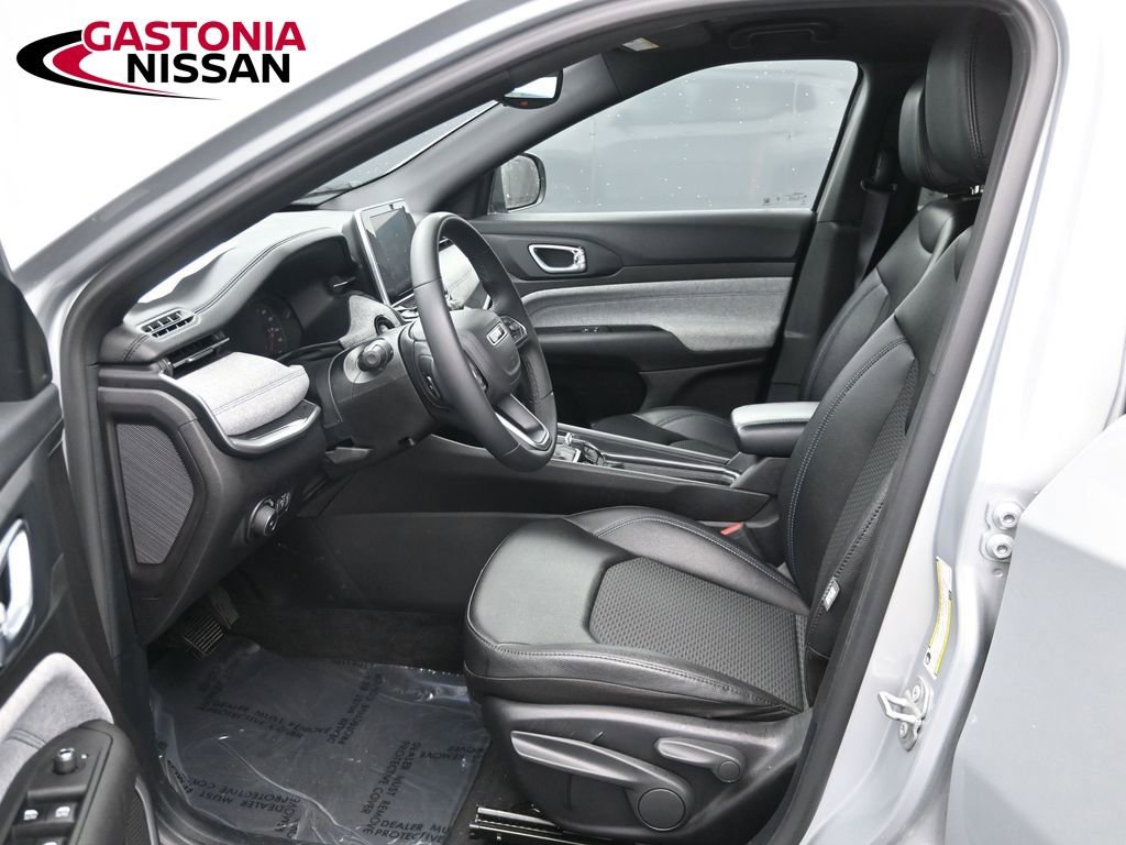 Used 2025 Jeep Compass Latitude AWD/4WD image 17