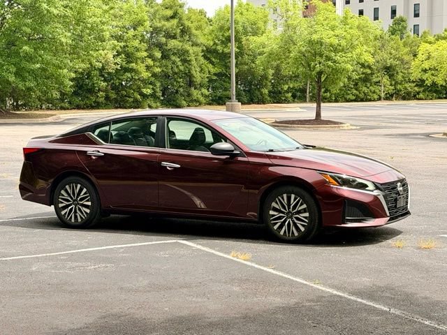 Used 2024 Nissan Altima 2.5 SV FWD image 10