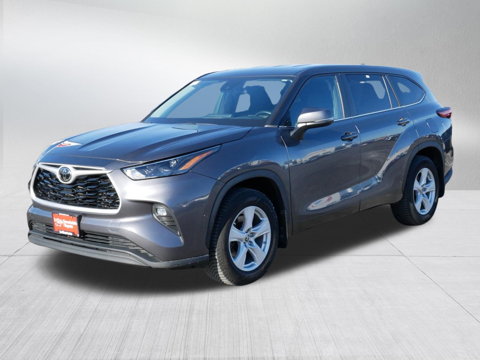 Used 2023 Toyota Highlander LE AWD/4WD image 3