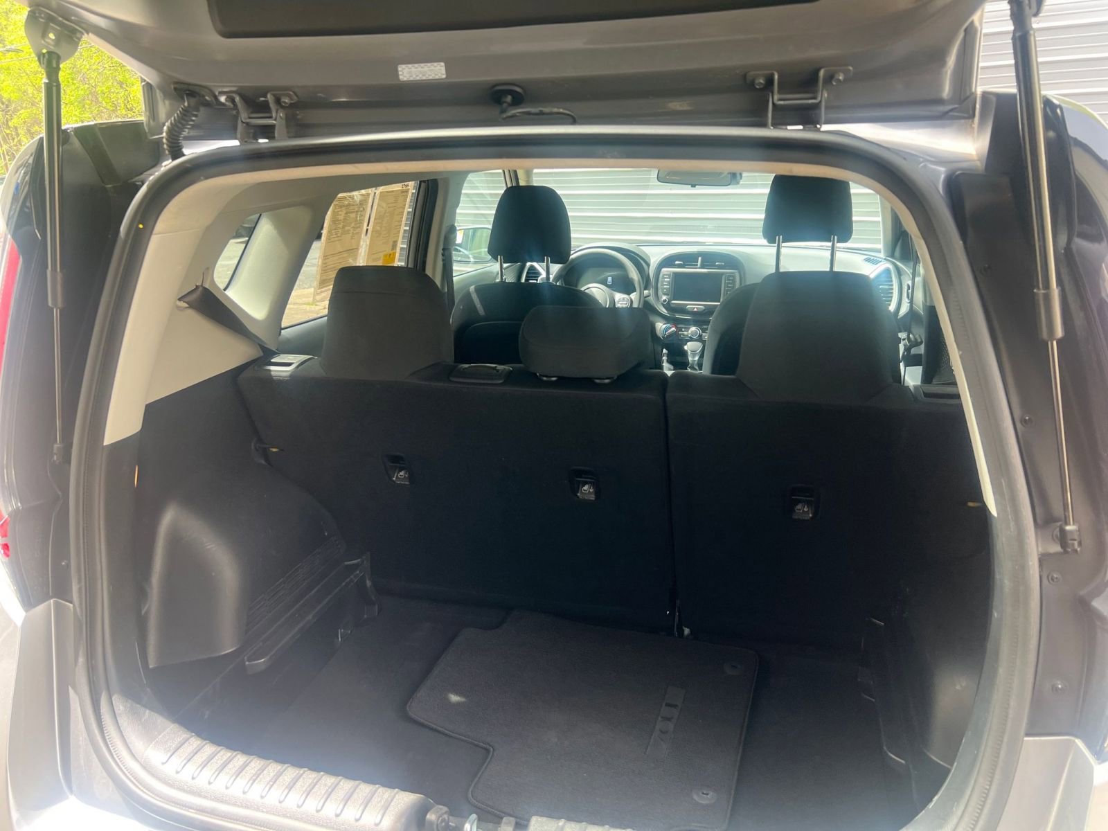 Used 2025 Kia Soul LX w/ LX Technology Package FWD image 25
