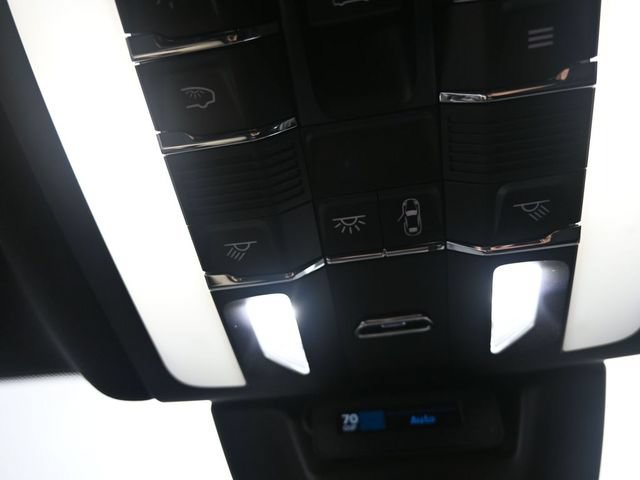 Certified 2022 Porsche Macan AWD/4WD image 19