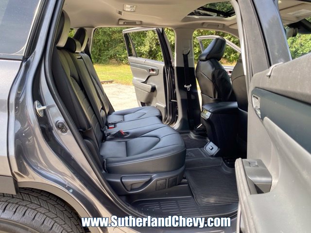 Used 2022 Toyota Highlander XLE AWD/4WD image 38