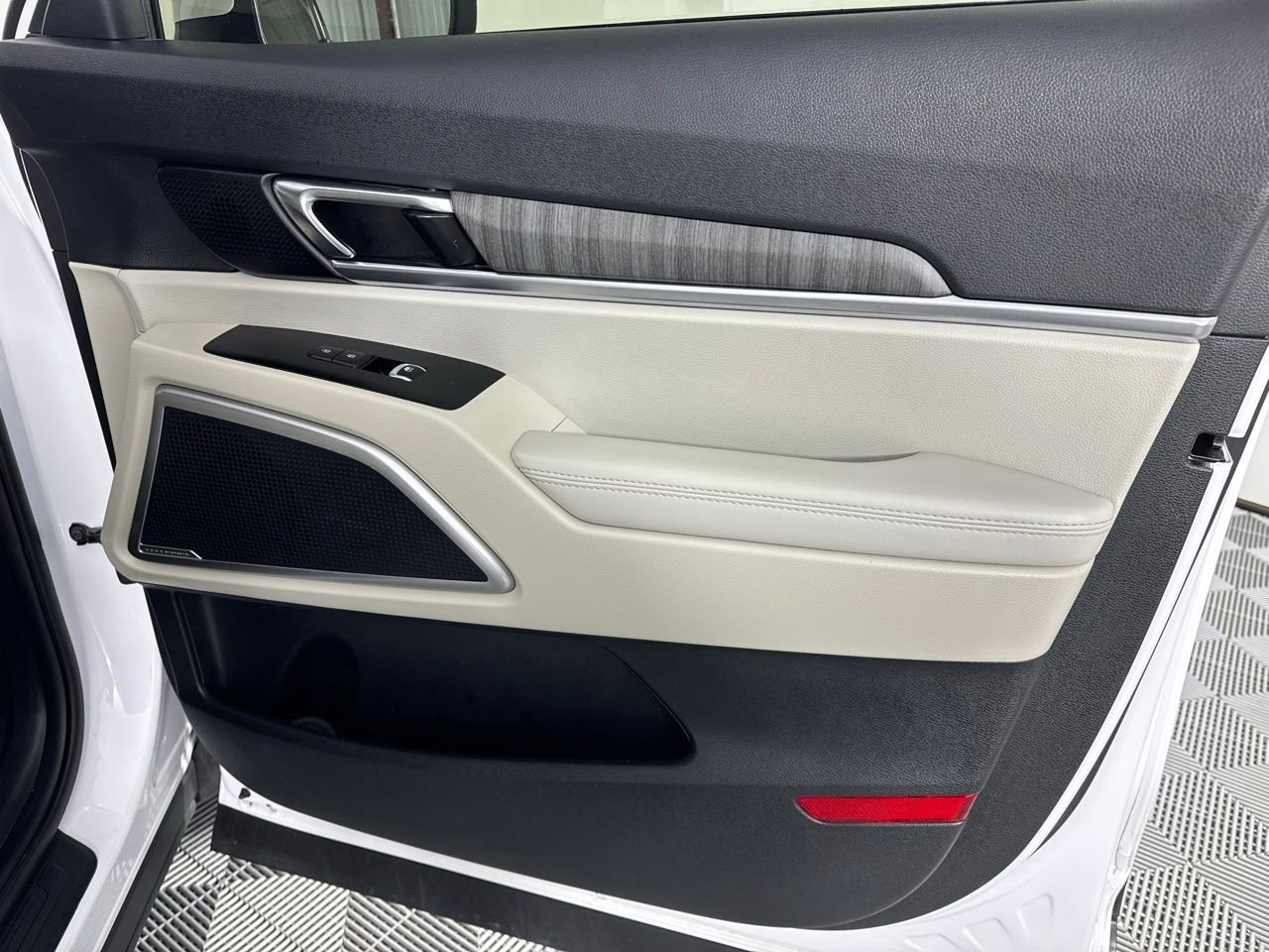 Used 2024 Kia Telluride EX w/ EX Captain's Chair Package image 31