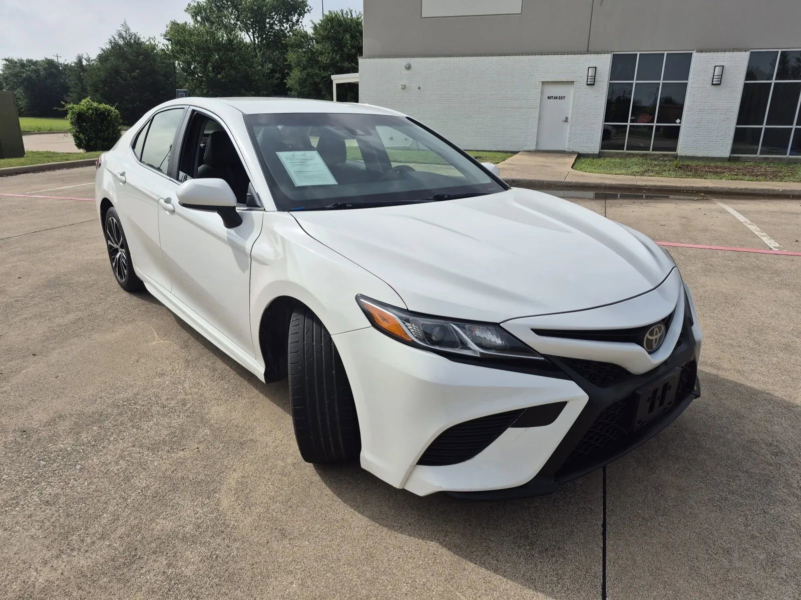Used 2018 Toyota Camry SE FWD image 4