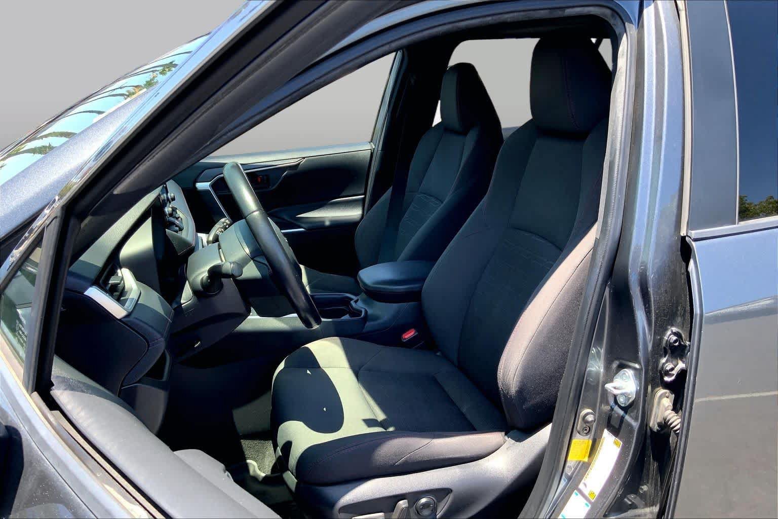 Used 2021 Toyota RAV4 SE w/ Weather & Moonroof Package AWD/4WD image 7