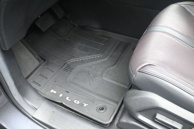 Certified 2025 Honda Pilot Black Edition image 18