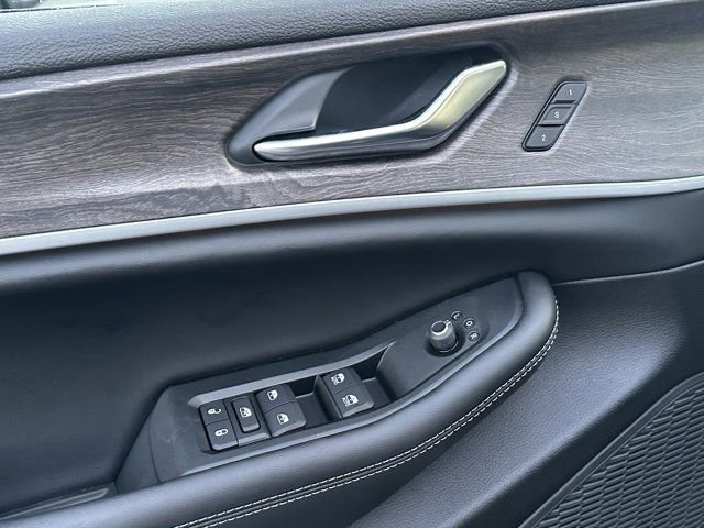 New 2025 Jeep Grand Cherokee Limited w/ Black Appearance Package image 12