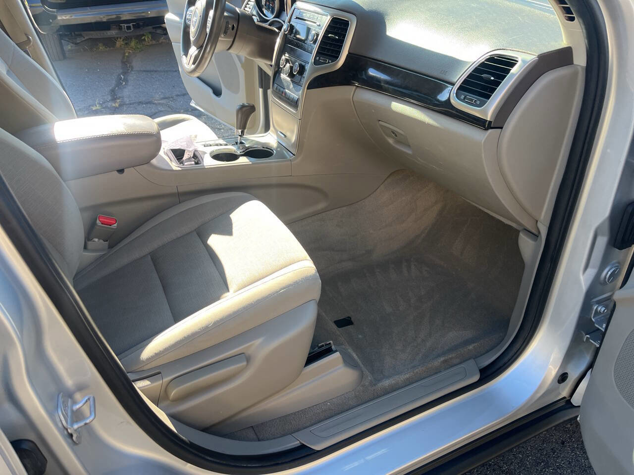Used 2012 Jeep Grand Cherokee Laredo w/ Laredo E Group image 32