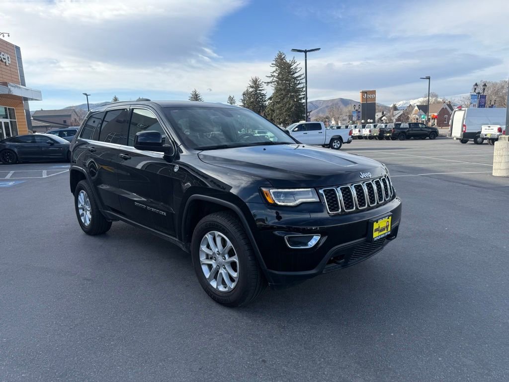 Used 2021 Jeep Grand Cherokee Laredo image 2