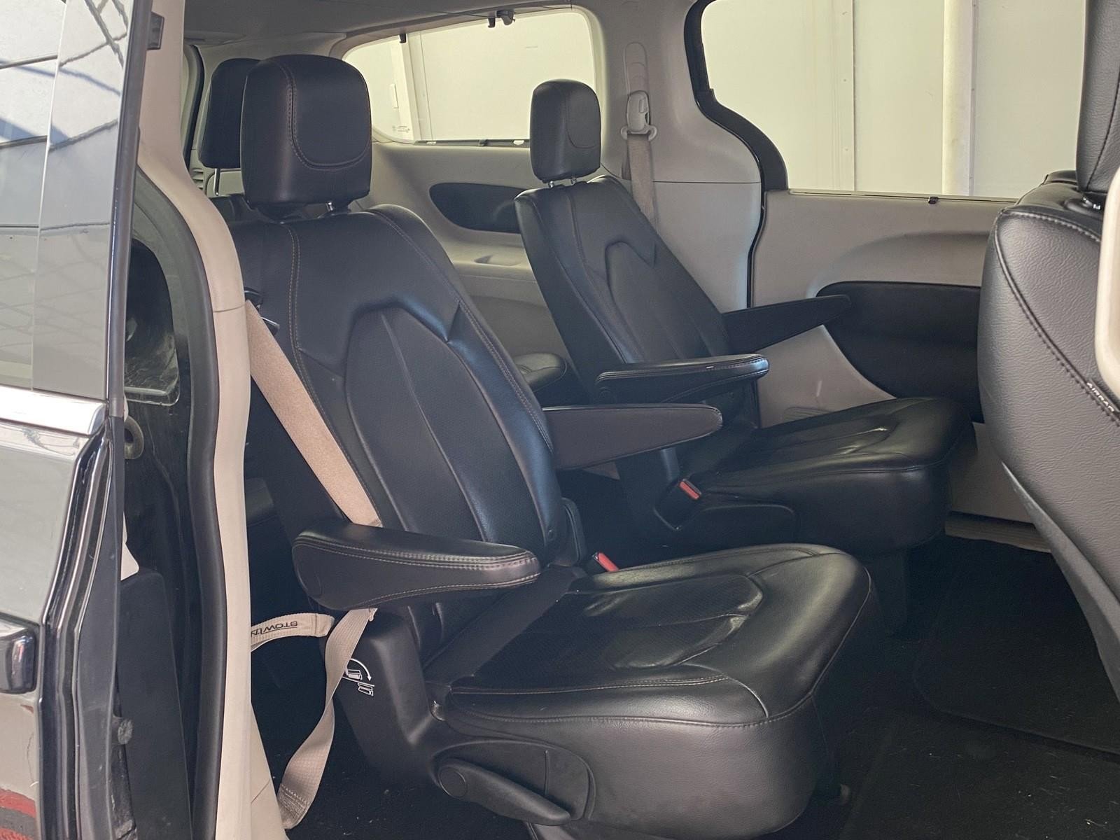 Used 2018 Chrysler Pacifica Touring-L w/ Premium Audio Group image 11