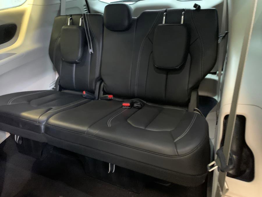 Used 2022 Chrysler Pacifica Touring-L w/ Uconnect Theater Family Group image 44