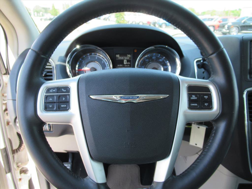 Used 2014 Chrysler Town & Country Touring image 20