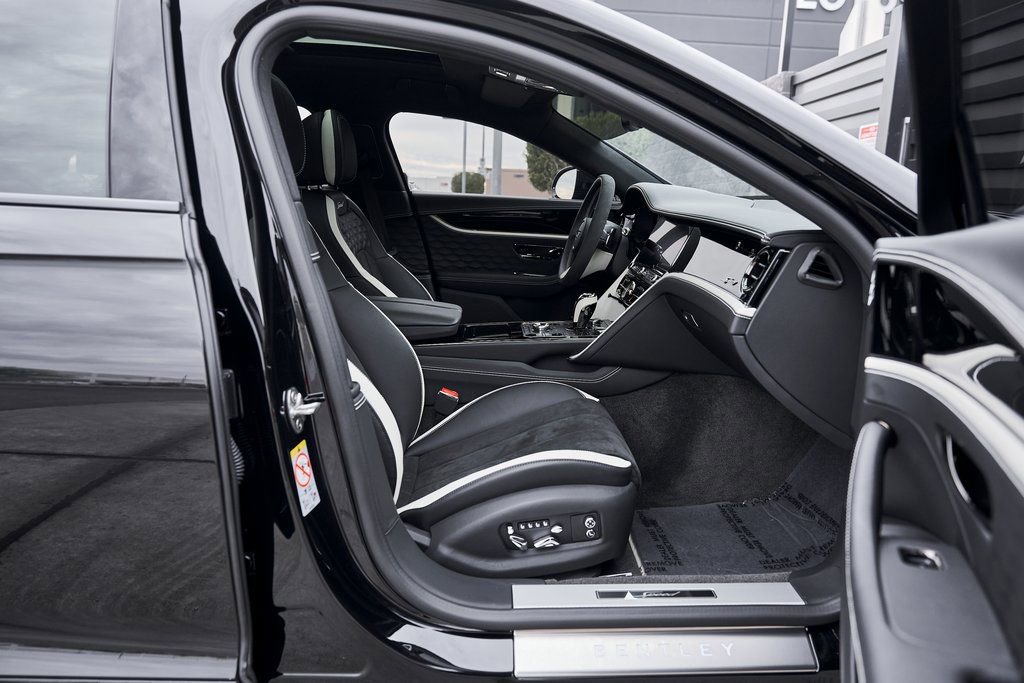 Used 2025 Bentley Flying Spur Plug-In Hybrid image 25