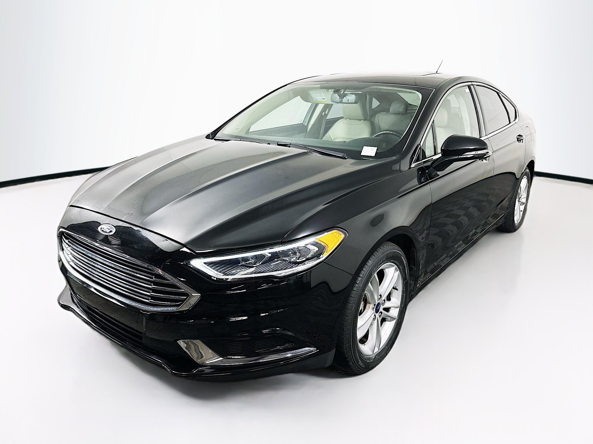 Used 2018 Ford Fusion SE w/ Fusion SE Technology Package FWD image 3