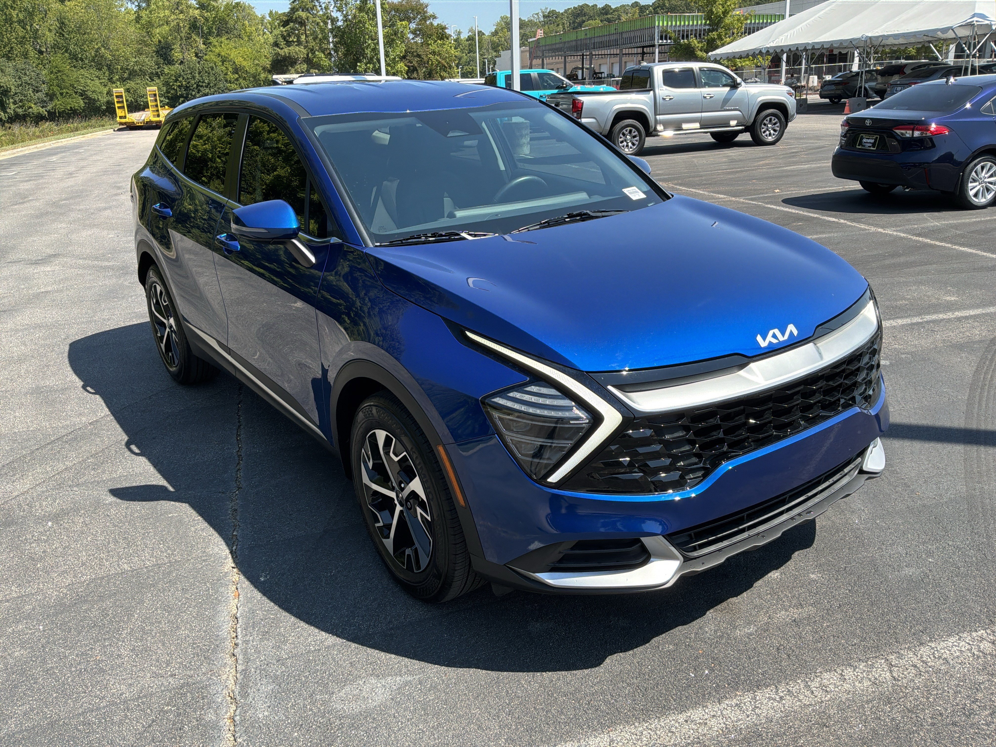 Used 2025 Kia Sportage EX FWD image 2